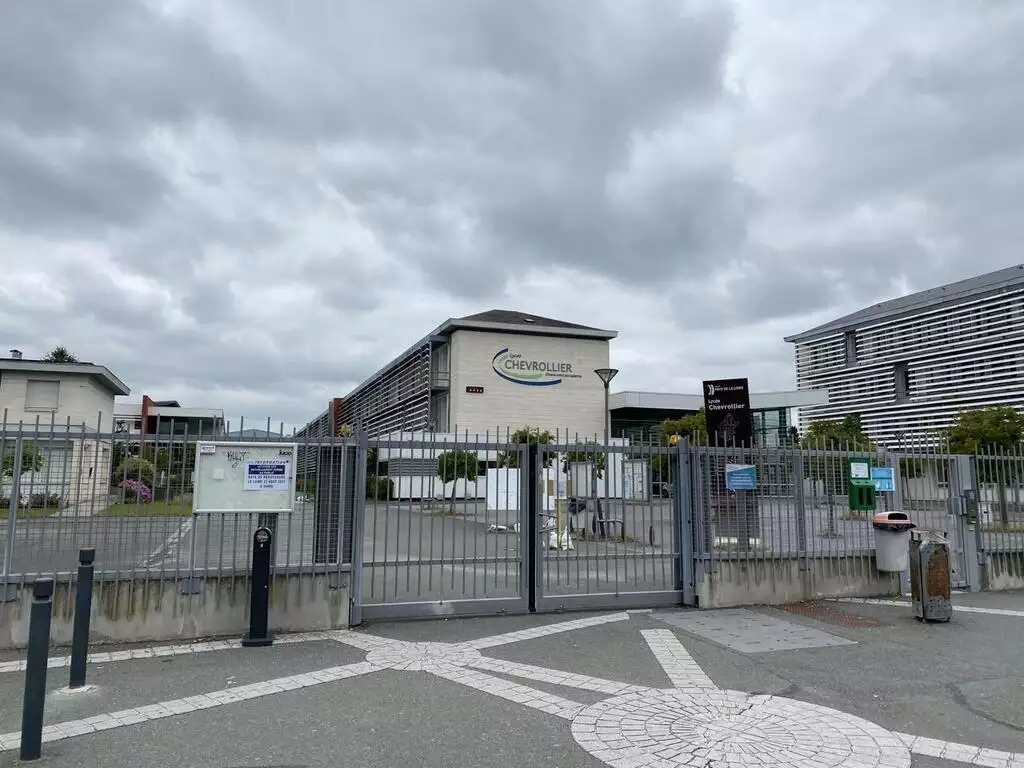 Entrée du lycée Chevrollier
